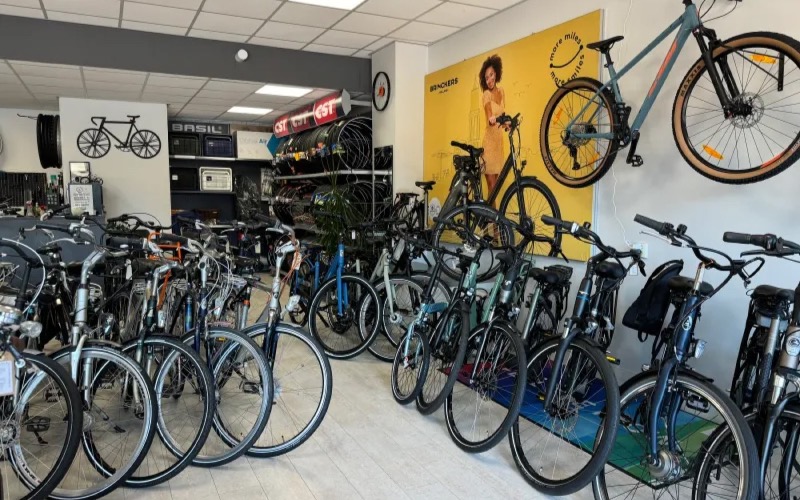 <p>Bij SGS Fietsen&nbsp;ontdekt u een uitgebreide collectie kwaliteitsfietsen van gerenommeerde merken. Of u nu op zoek bent naar een comfortabele stadsfiets, een krachtige elektrische fiets, een sportief model of een veilige kinderfiets, wij hebben voor elke fietser de ideale keuze.</p>
